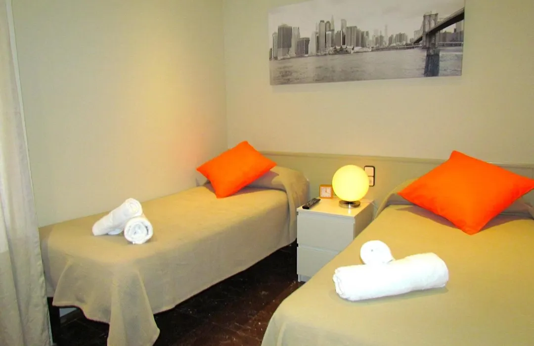 Barcelona City Street Hostal-1