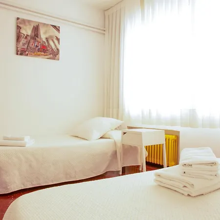 Barcelona City Street Hostal-2