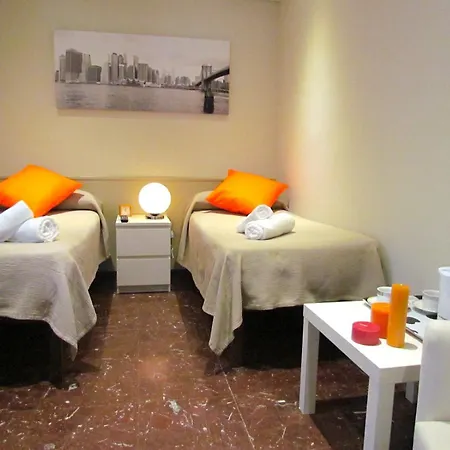 Barcelona City Street Hostal-3